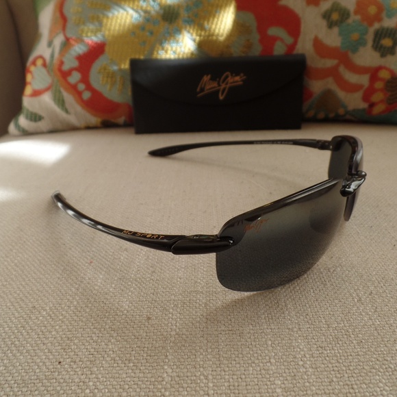 NEW Maui Jim HO'OKIPA - Gloss Black w/ Grey Lens - Picture 4 of 7